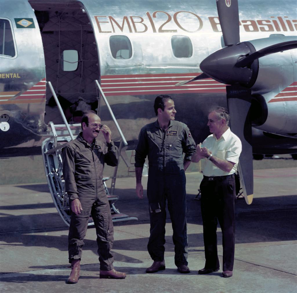 emb-120-crew.JPG