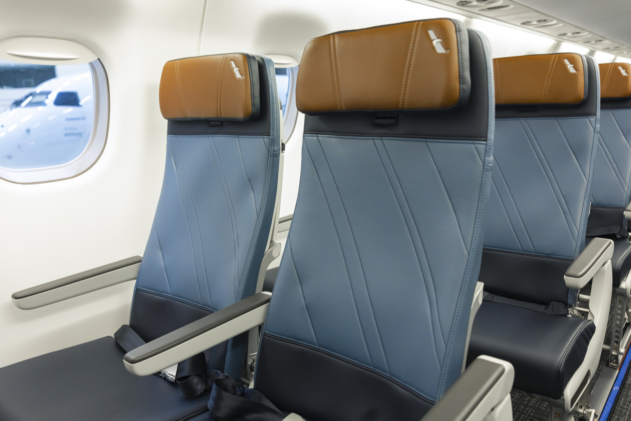 Embraer Delivers First E175 Featuring New RECARO Seats to American Airlines