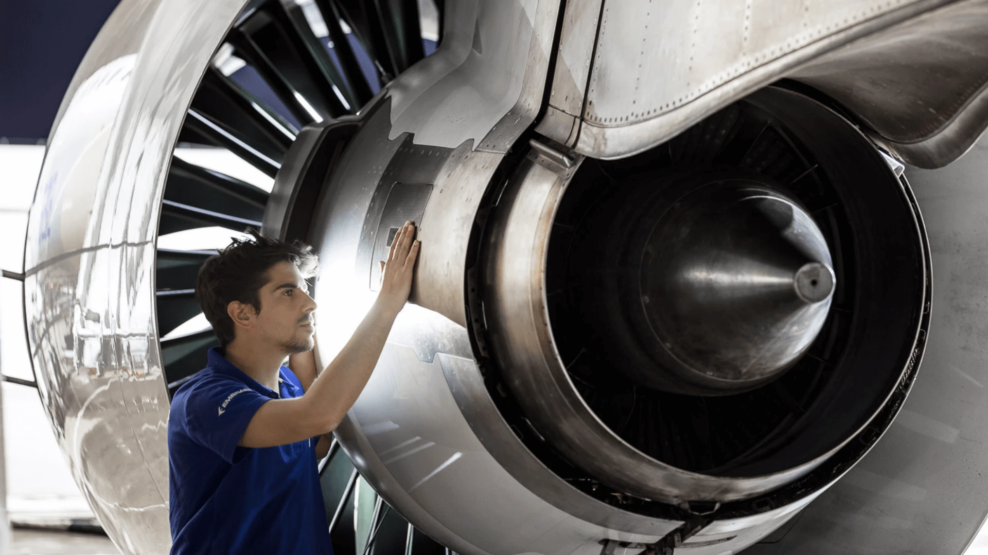 Header Embraer Overview - Services and Support - Embraer