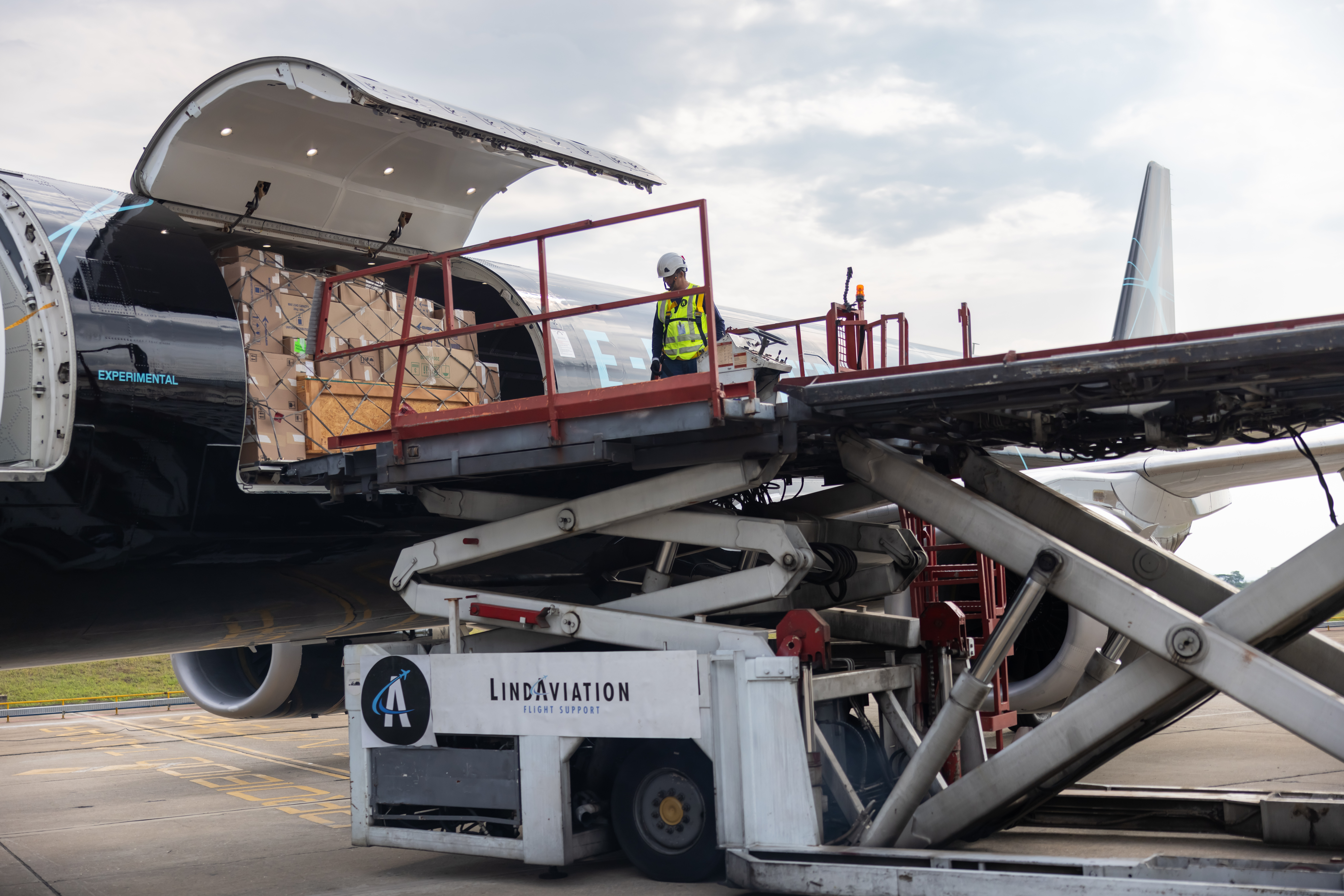 Packet Freighter E-Freighter - Commercial Aviation - Embraer