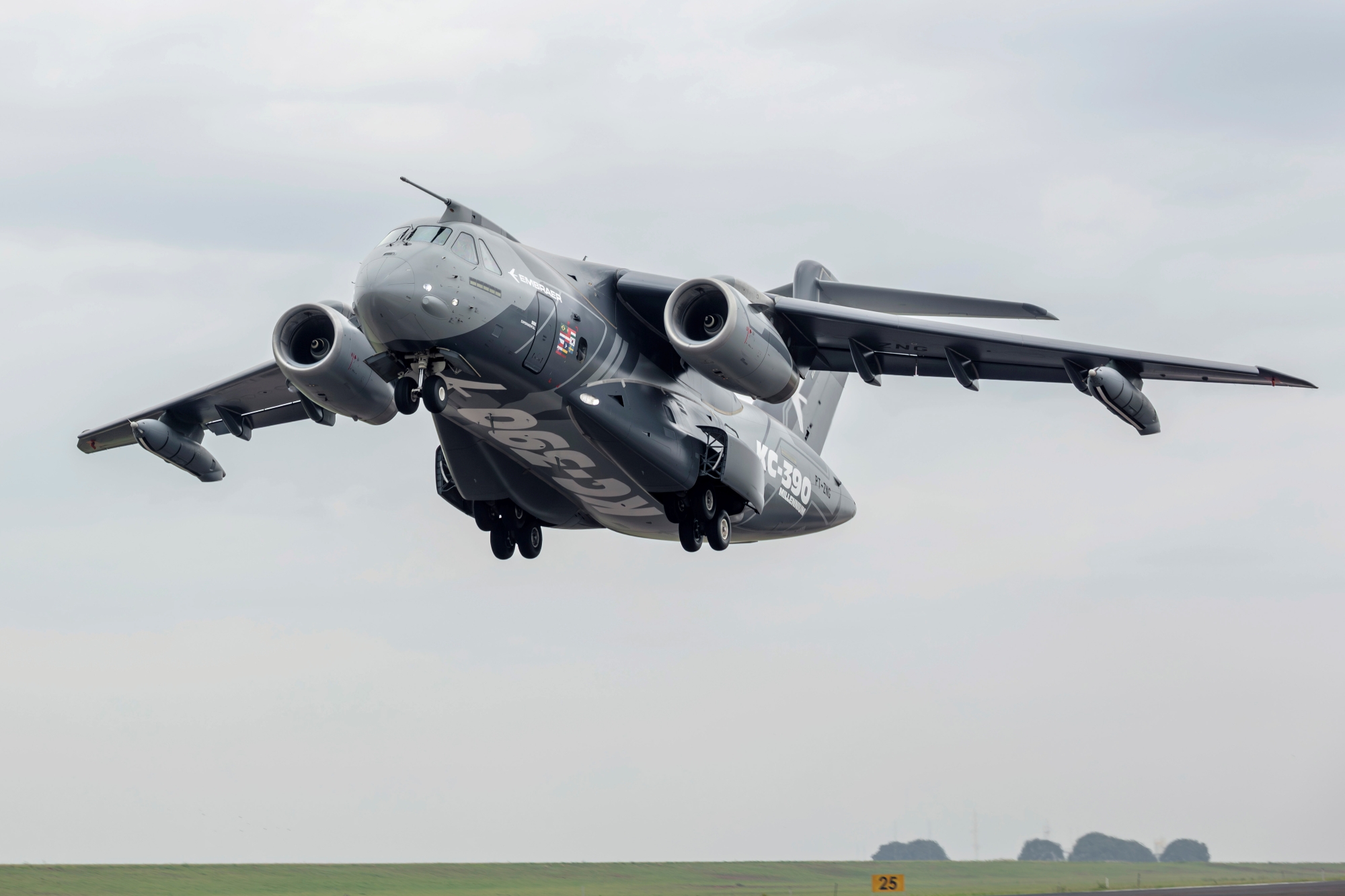 C-390 Millennium σε πτήση με τα πτερυγικά ατρακτίδια ανεφοδιασμού